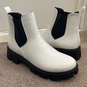 TRUECRAFT Joyrider Chelsea boots SZ 11 in white.